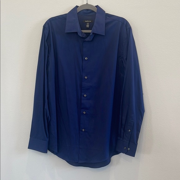 Van Heusen Blue Button-Down Shirt - Size M (15-15 1/2) Long Sleeve - Picture 1 of 4